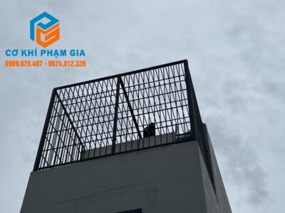 Làm khung bảo vệ sân thượng Quận 2 TP HCM - đẹp giá tốt - 0909.678.487. Cơ Khí Phạm Gia tư vấn, thiết kế, lắp đặt khung sắt bảo vệ chống trộm hiệu quả, an toàn, chắc chắn