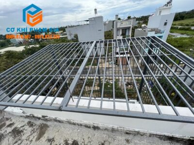 Làm khung bảo vệ sân thượng Quận 5 TP HCM - đẹp chất lượng bền bỉ - 0909.678.487 Cơ Khí Phạm Gia đưa ra báo giá khung sắt bảo vệ đúng thẩm mĩ, chất lượng.