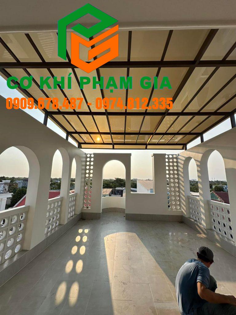 Thi công mái poly nhựa tại Quận 2 - Cơ khí Phạm Gia Thi công mái poly nhựa tại Quận 2 - Cơ khí Phạm Gia