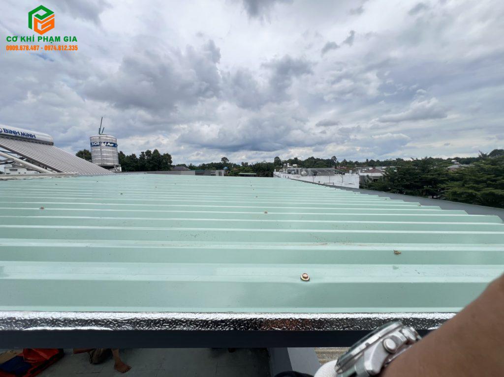 Thi công mái tôn chống nóng Quận 9