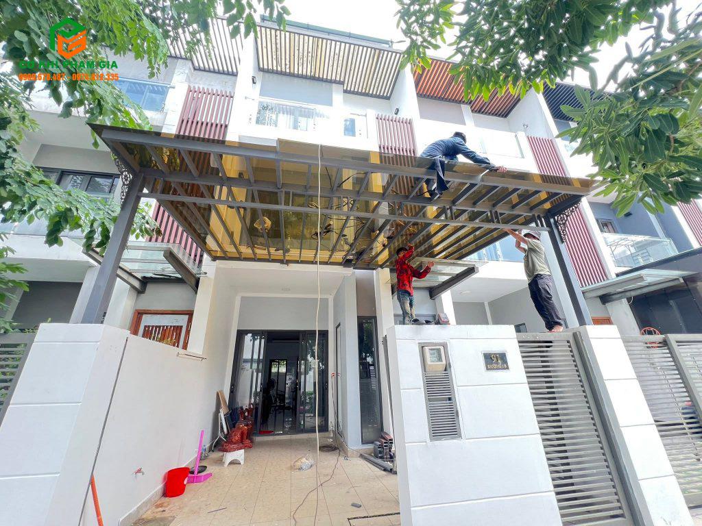 mái poly đặc ruột cho sân vườn nhà phố