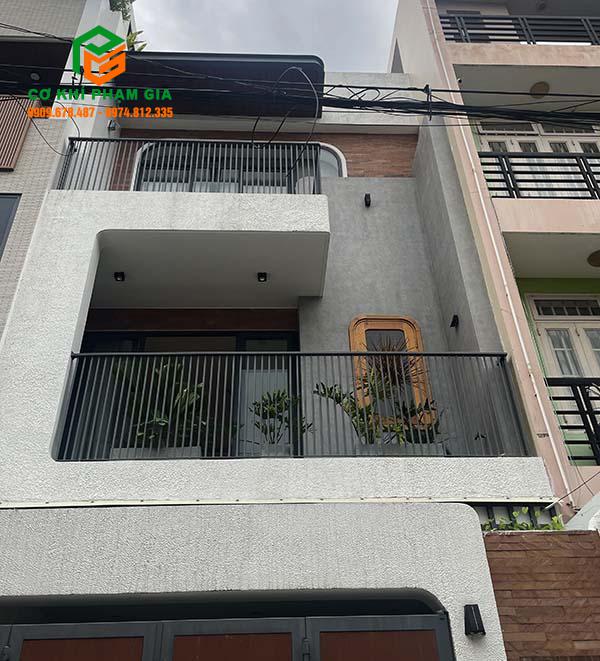 Khung sắt bảo vệ ban công nan đứng nhà phố sơn tĩnh điện tại TP.HCM