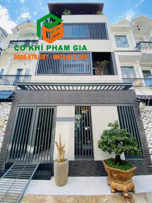 Khung sắt bảo vệ ban công nhà phố sơn tĩnh điện hiện đại tại TP.HCM