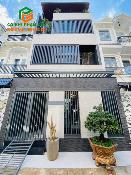 Khung sắt bảo vệ ban công nhà phố sơn tĩnh điện hiện đại tại TP.HCM