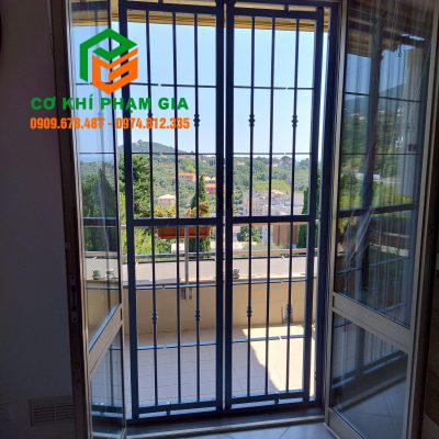 Khung sắt mở có bản lề sơn tĩnh điện cho ban công nhà phố