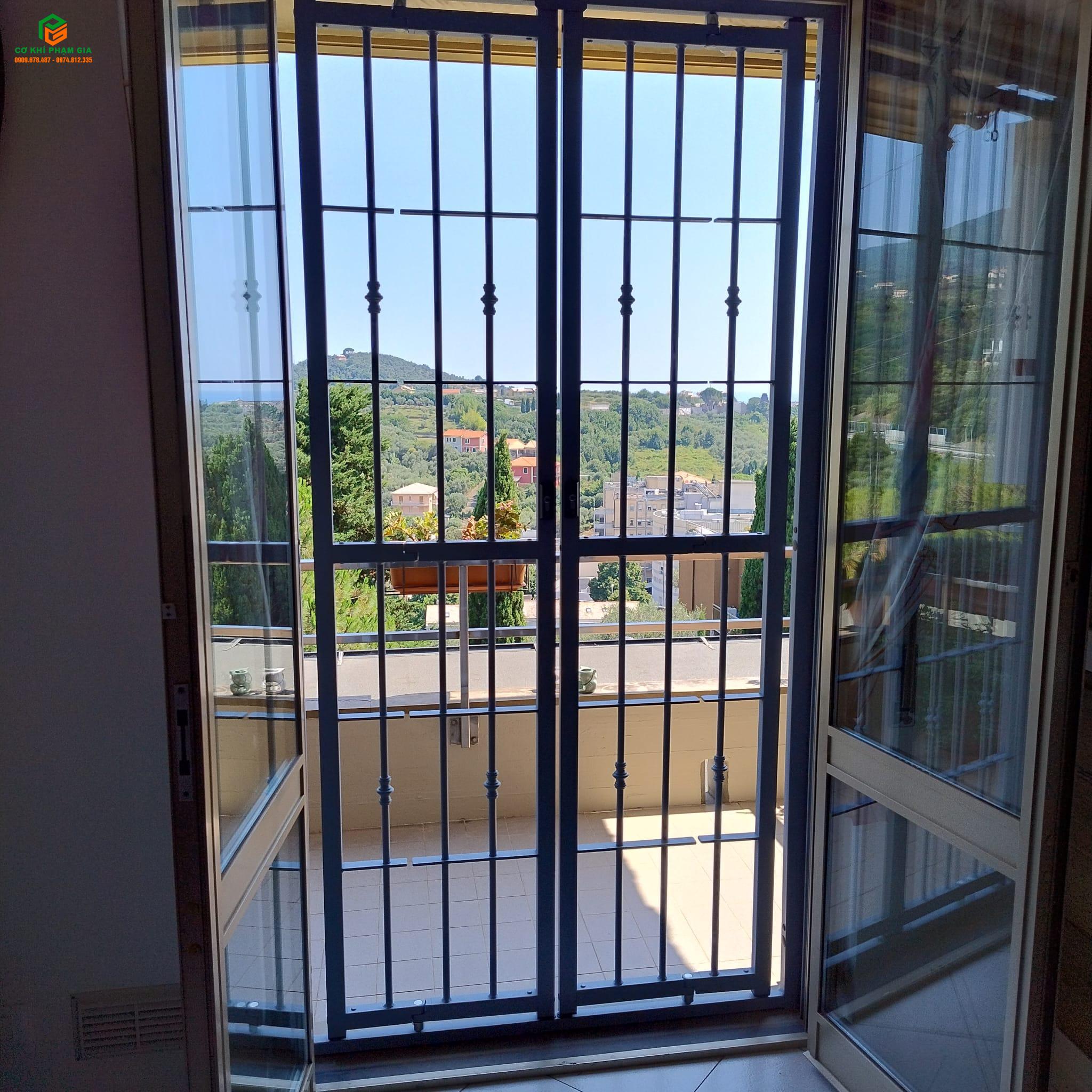Khung sắt mở có bản lề sơn tĩnh điện cho ban công nhà phố
