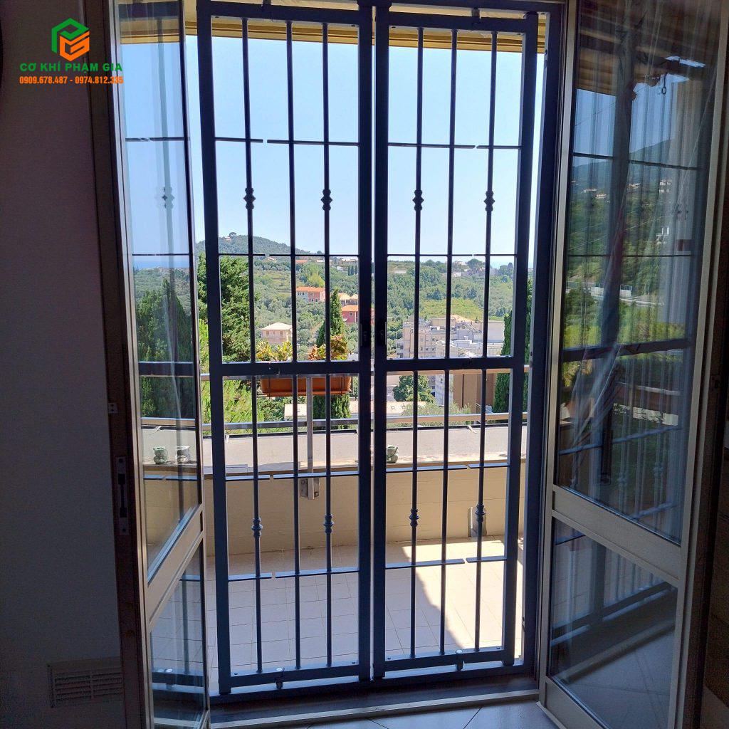 Khung sắt bảo vệ ban công mở có bản lề sơn tĩnh điện tại TP.HCM