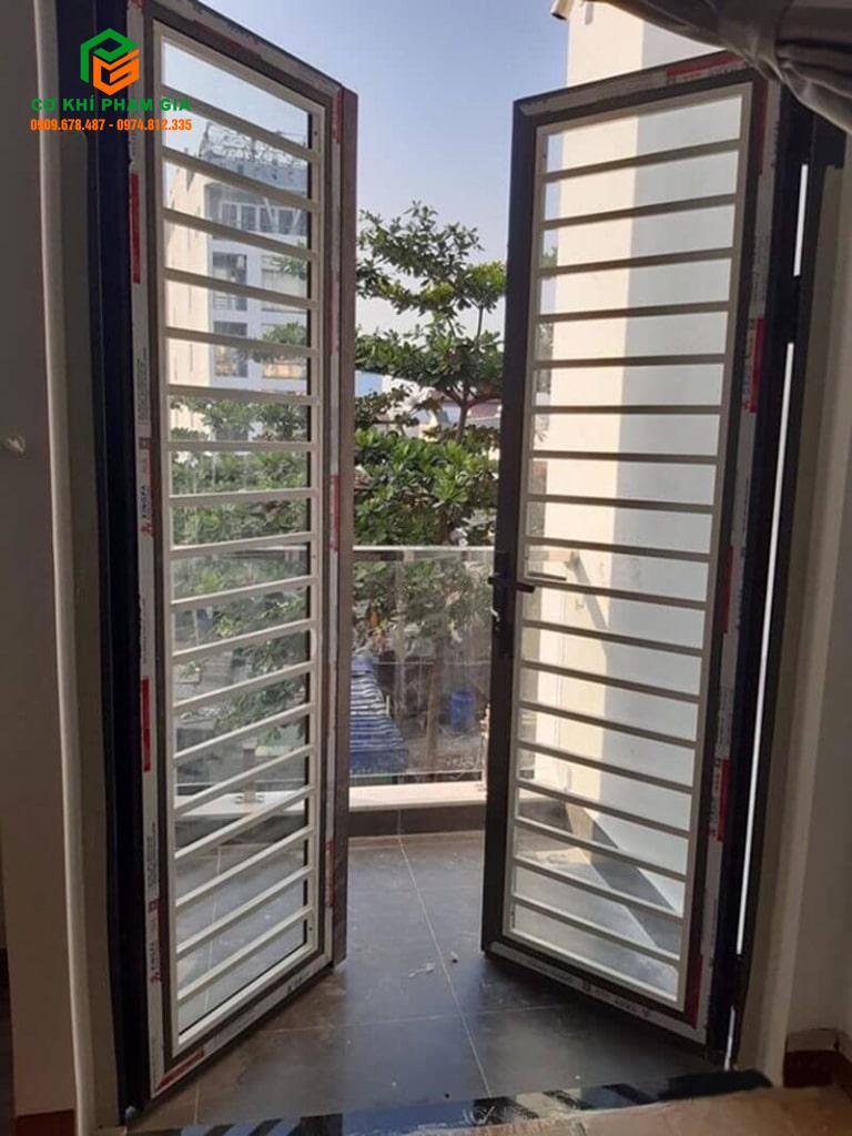 Khung sắt bảo vệ mở có khóa chống trộm an toàn