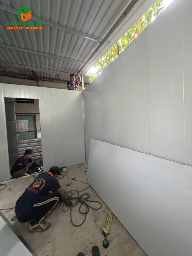 Thợ lắp đặt vách panel đúng kỹ thuật